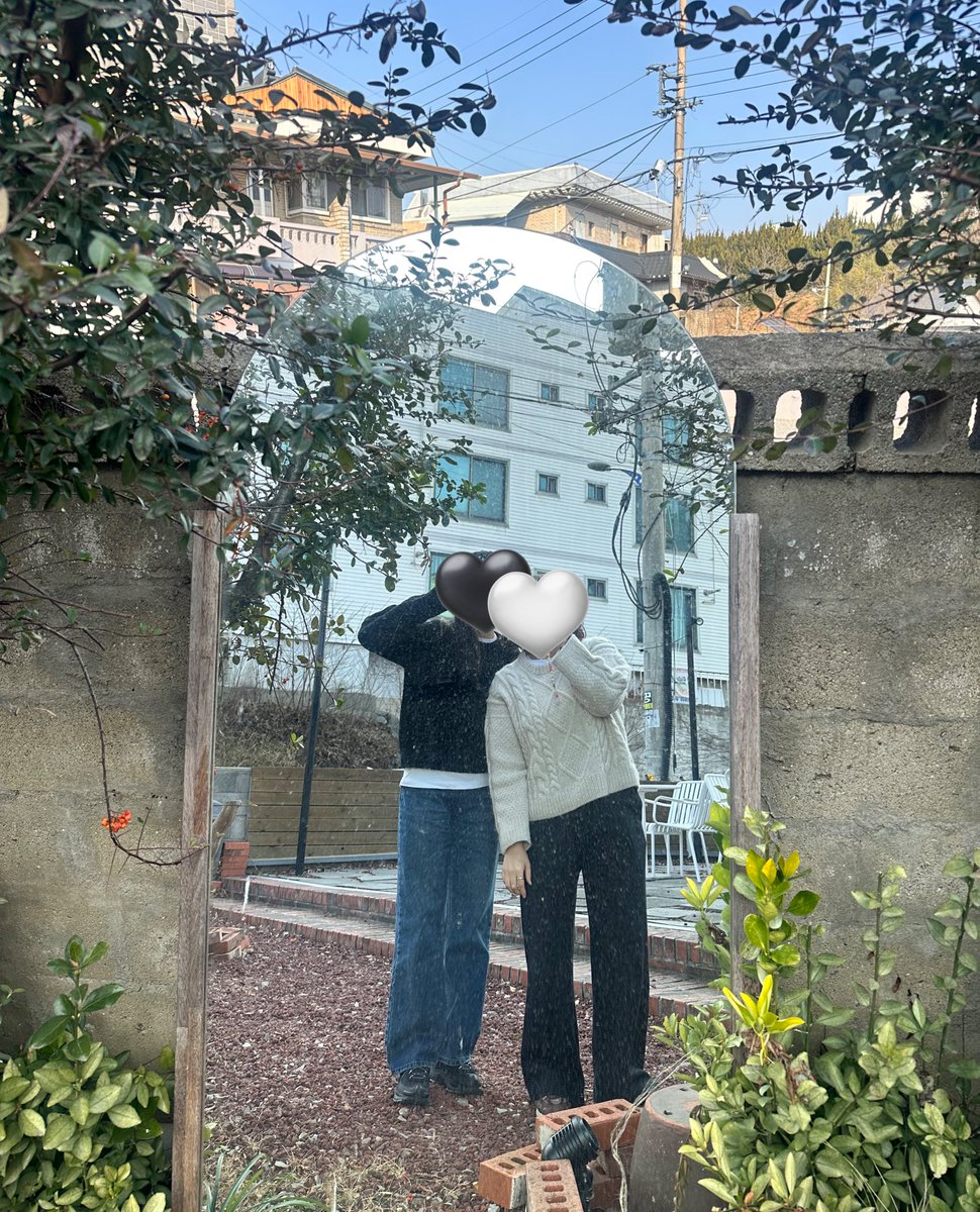 yeonkyyy's tweet photo. 뭐 입을 지 서로 말 안하고 만났는데
흑백시레나로 서로 입고 나타났음 
ㅋㅋㅋㅋㅋㅋㅋㅋㅋㅋㅋㅋㅋㅋㅋ https://t.co/p349e05l5N