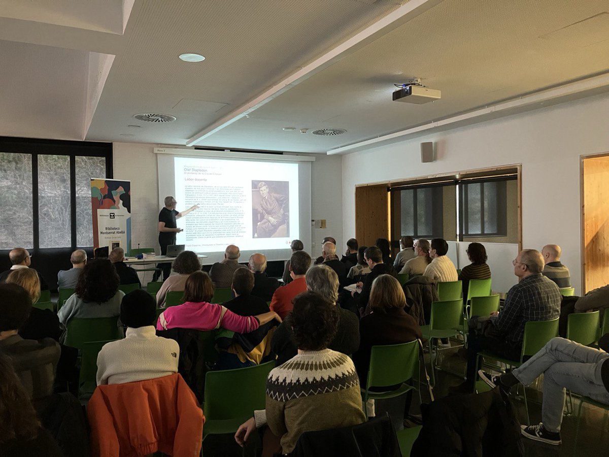 FundacionAsimov's tweet image. Ayer, en el inicio del ciclo «Monográficos de #cienciaficción» en la biblioteca Montserrat Abelló (@BibliotequesBCN), Olaf Stapledon haciendo amig@s. Sólo podemos reiterar nuestro agradecimiento por el apoyo, el interés y la atención que nos prestáis. ¡Gracias a tod@s!👽🤖🚀