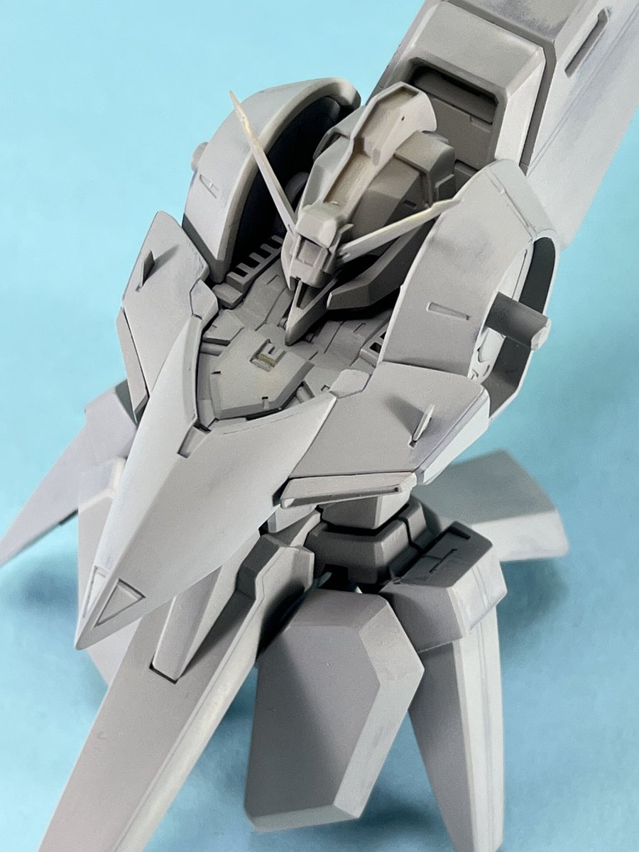 胴体の加工はこれくらいで。頭部の小型化に合わせて腹回りも絞り、AOZディティールは過度にならないよう効果的なところに配置しました。