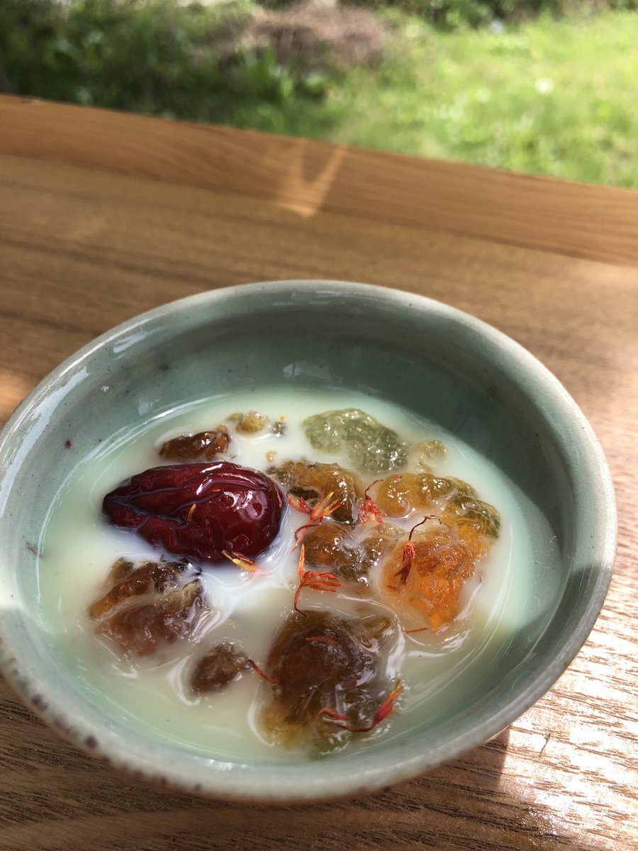 みんなフランキンセンス推しかと思うけど、桃の木の樹脂もいいよ。桃膠（たおじゃお）だいすき。植物系コラーゲン。どの樹脂も美しい〜
🍑💎