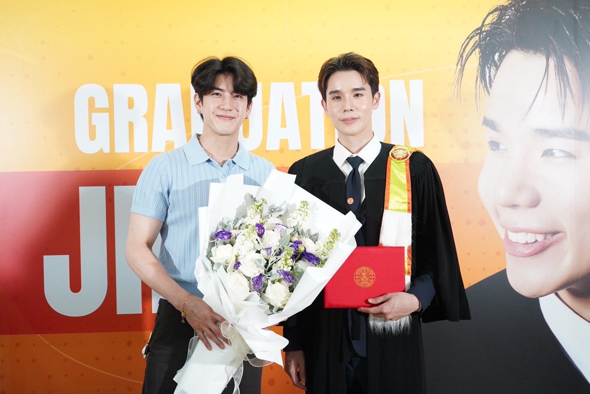 GMMTV's tweet image. 🎉 ขอแสดงความยินดีกับมหาบัณฑิต “จิมมี่ จิตรพล โพธิวิหค” ที่สำเร็จการศึกษาปริญญาโท จากวิทยาลัยแพทยศาสตร์นานาชาติจุฬาภรณ์ หลักสูตรวิทยาศาสตรมหาบัณฑิต สาขาวิชาตจวิทยา (หลักสูตรนานาชาติ) 

หลังทุ่มเททำงานควบคู่ไปกับการเรียน จนคว้าใบปริญญามาได้สำเร็จ ท่ามกลางความภาคภูมิใจของครอบครัว…