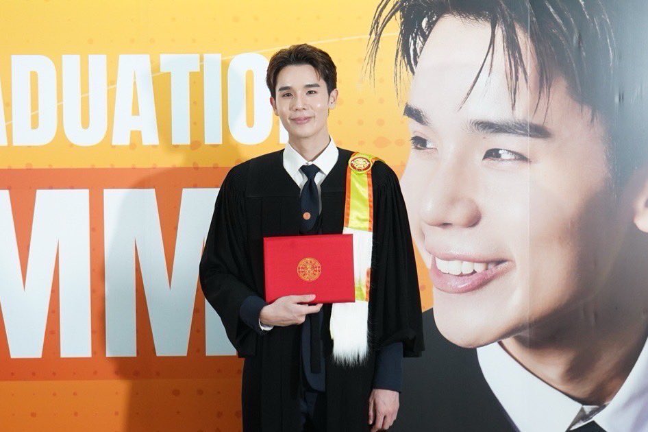 GMMTV's tweet image. 🎉 ขอแสดงความยินดีกับมหาบัณฑิต “จิมมี่ จิตรพล โพธิวิหค” ที่สำเร็จการศึกษาปริญญาโท จากวิทยาลัยแพทยศาสตร์นานาชาติจุฬาภรณ์ หลักสูตรวิทยาศาสตรมหาบัณฑิต สาขาวิชาตจวิทยา (หลักสูตรนานาชาติ) 

หลังทุ่มเททำงานควบคู่ไปกับการเรียน จนคว้าใบปริญญามาได้สำเร็จ ท่ามกลางความภาคภูมิใจของครอบครัว…