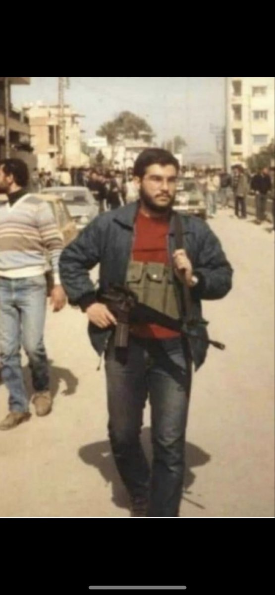 صور عن عمليات دعم اسرائيل فى مذابح المخيمات الفلسطينيه ومعه فى نفس الحركه مشرك مافيا القتل والكبتاحون مقابل تسليم سلطه للخمينى (مقايضه باريس) قتل المسلمين مقابل سلطه للمشركين 
لا تتوقعوا انها حرب مع اسرائيل وانما التصفيه الاولى للفلسطينيين قبل تصفيه ٢٠٠٥-٢٠١٣ فى العراق وسوريا