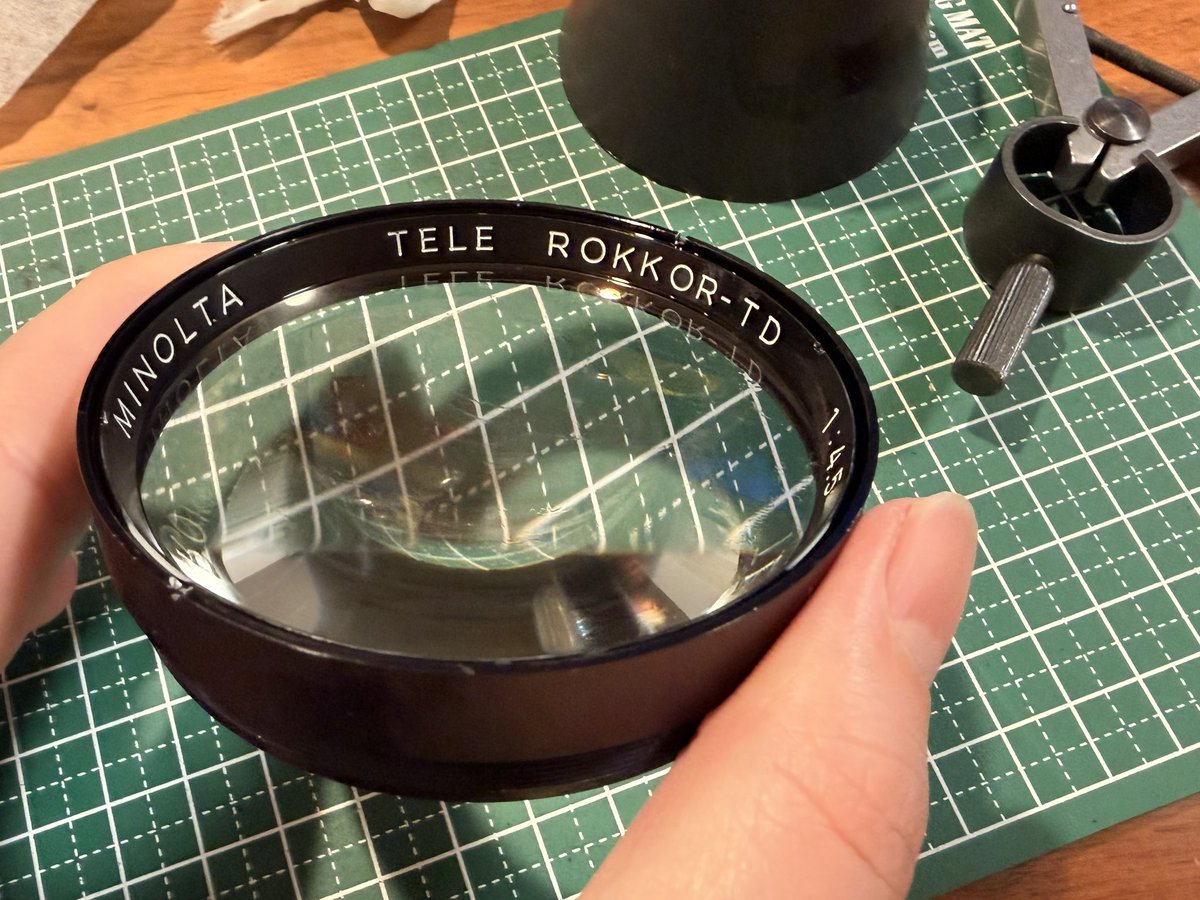 ytmctrp's tweet image. 2026年最初のMNGは

「TELE ROKKOR-TD 30cm F4.5」

決め手はミノルタの旧ロゴリアキャップと大口径の銀枠フィルター！
ジャンク品なんでレンズにカビがあるんだけど、前玉群を外してササっと拭いたらキレイになった。シリアル的にもX-700と組み合わせたら面白いかも。
今年はミノルタ年かもね😊

#mng