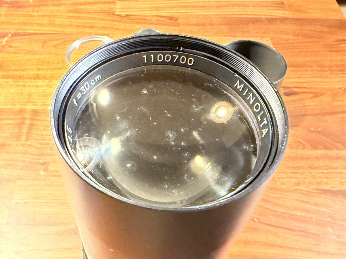 ytmctrp's tweet image. 2026年最初のMNGは

「TELE ROKKOR-TD 30cm F4.5」

決め手はミノルタの旧ロゴリアキャップと大口径の銀枠フィルター！
ジャンク品なんでレンズにカビがあるんだけど、前玉群を外してササっと拭いたらキレイになった。シリアル的にもX-700と組み合わせたら面白いかも。
今年はミノルタ年かもね😊

#mng