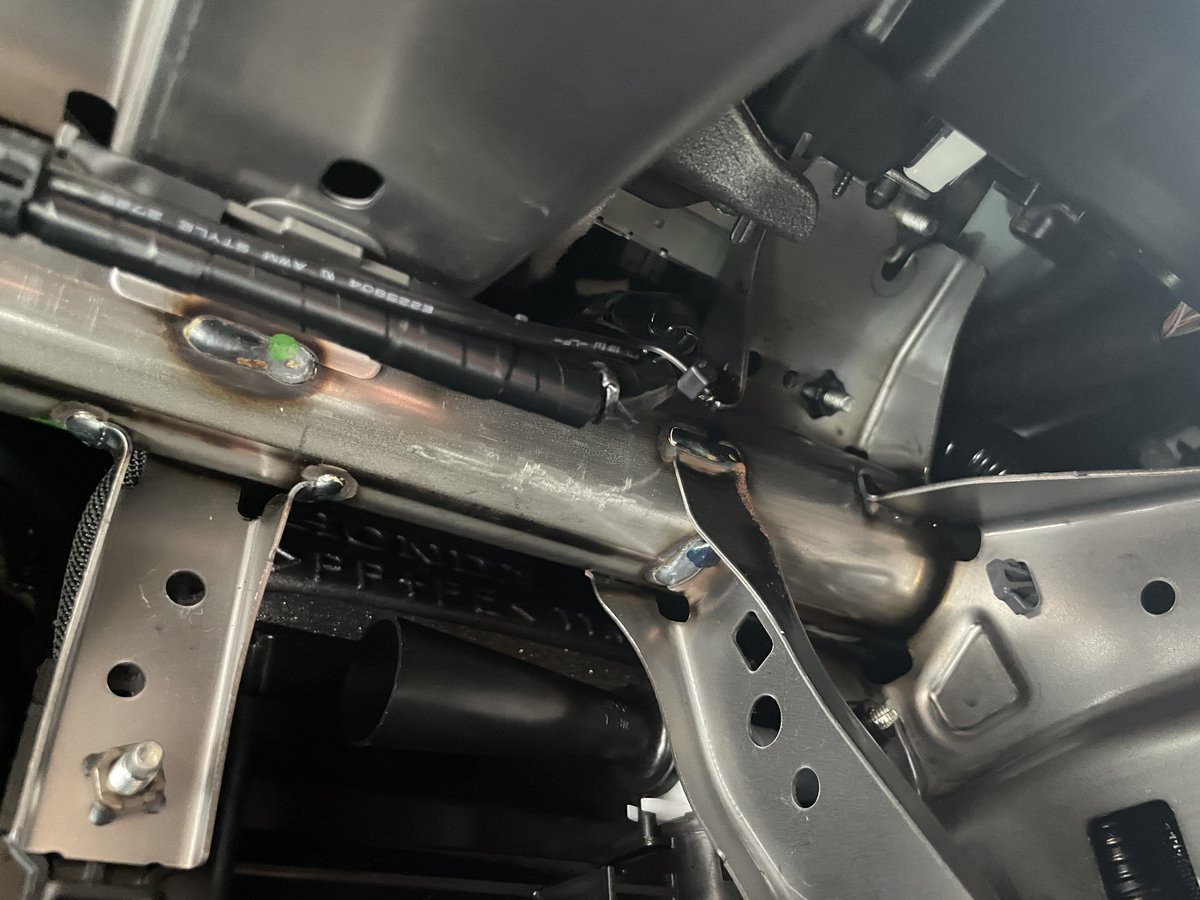 Start_Base_'s tweet image. ホンダ車は電装品取付の時に本当によく手が切れる。バリだらけで切れ味抜群