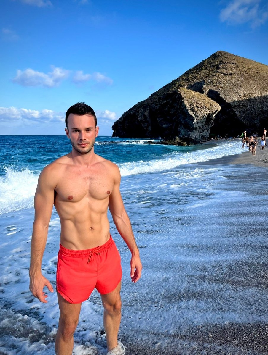 Bonjour à toutes et tous 💖
C'es lundi ... et notre portrait de la semaine nous a donné envie d'aller nous baigner. Bon courage à celles et ceux qui bossent, dans la joie et la bonne humeur. 🌈🥰