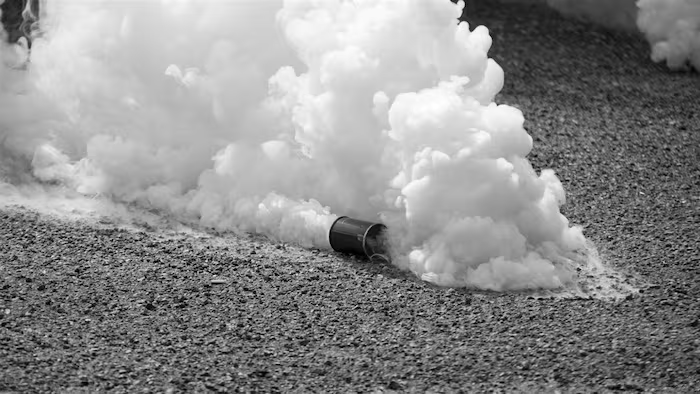 AlertesInfos's tweet photo. 🇫🇷 FLASH | 5 policiers en formation ont été intoxiqués après qu’un formateur a lancé par surprise une grenade fumigène dans une pièce fermée, dans les locaux de la compagnie de sécurisation de Paris. Un officier a été plongé dans un coma artificiel et se trouve dans un état grave. (Le Parisien)