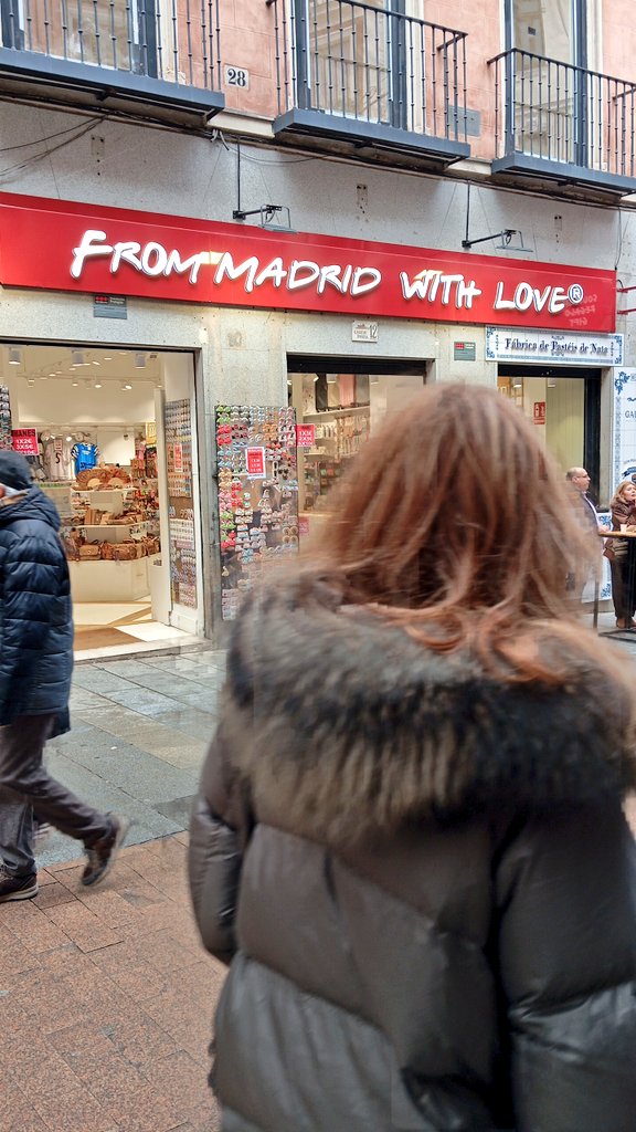Salvemos el souvenir. Ahora con mesas altas de comida en la calle. El conjunto, #publicidadexterior dentro del #BicPlazaMayordeMadrid <a href="/CiudadanaMartaR/">Marta Rivera 🇪🇸</a>