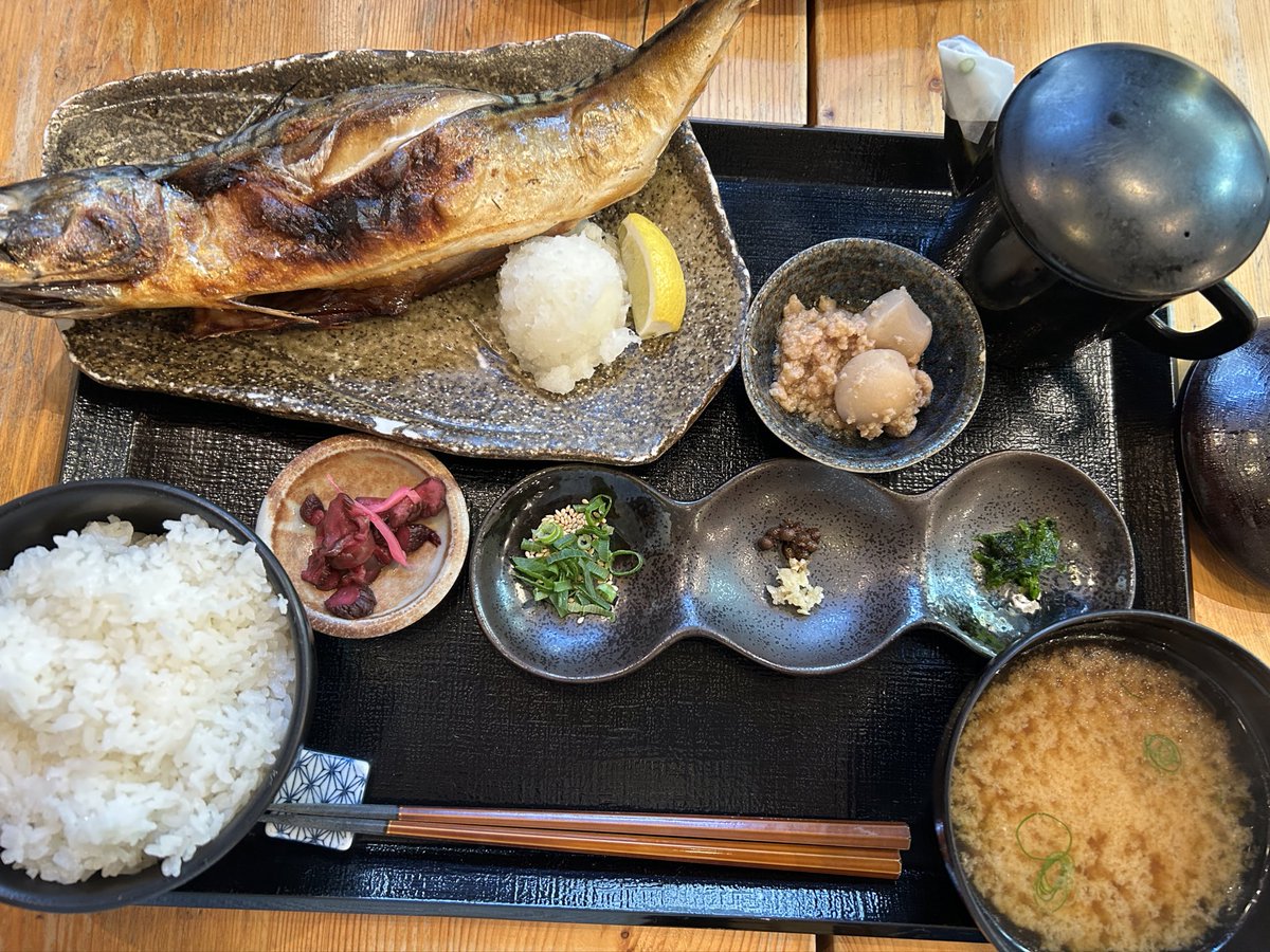 LumiLemon00's tweet photo. 今日のお昼は
コレド室町の墨之栄でサバ焼き定食1700円をいただきました
お茶漬けセット追加(+200円)、ご飯大盛り(＋0円)でお腹いっぱい���炭火焼き最高！
今回はAPホールディングスの株主優待使ったけど無くても行きます❣️ https://t.co/QHurbjAWGY