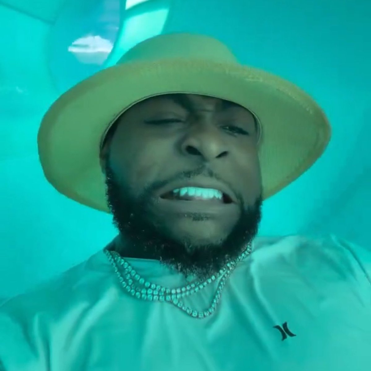 chelsznn's tweet image. Me leaving my mom's kitchen after putting 5 hot dodo in my pocket😭.