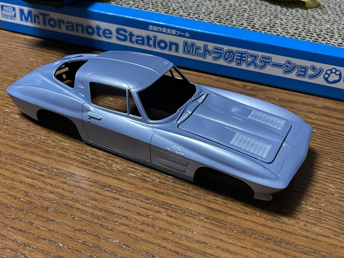 gureggggru1's tweet image. C2 コルベット、塗った。いずれもタミヤのスプレーで、外装はパールライトブルー。内装はダルレッド。概ねイメージ通りで満足。#amt #corvette