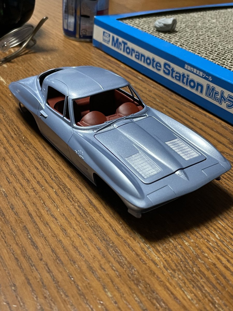 gureggggru1's tweet image. C2 コルベット、塗った。いずれもタミヤのスプレーで、外装はパールライトブルー。内装はダルレッド。概ねイメージ通りで満足。#amt #corvette