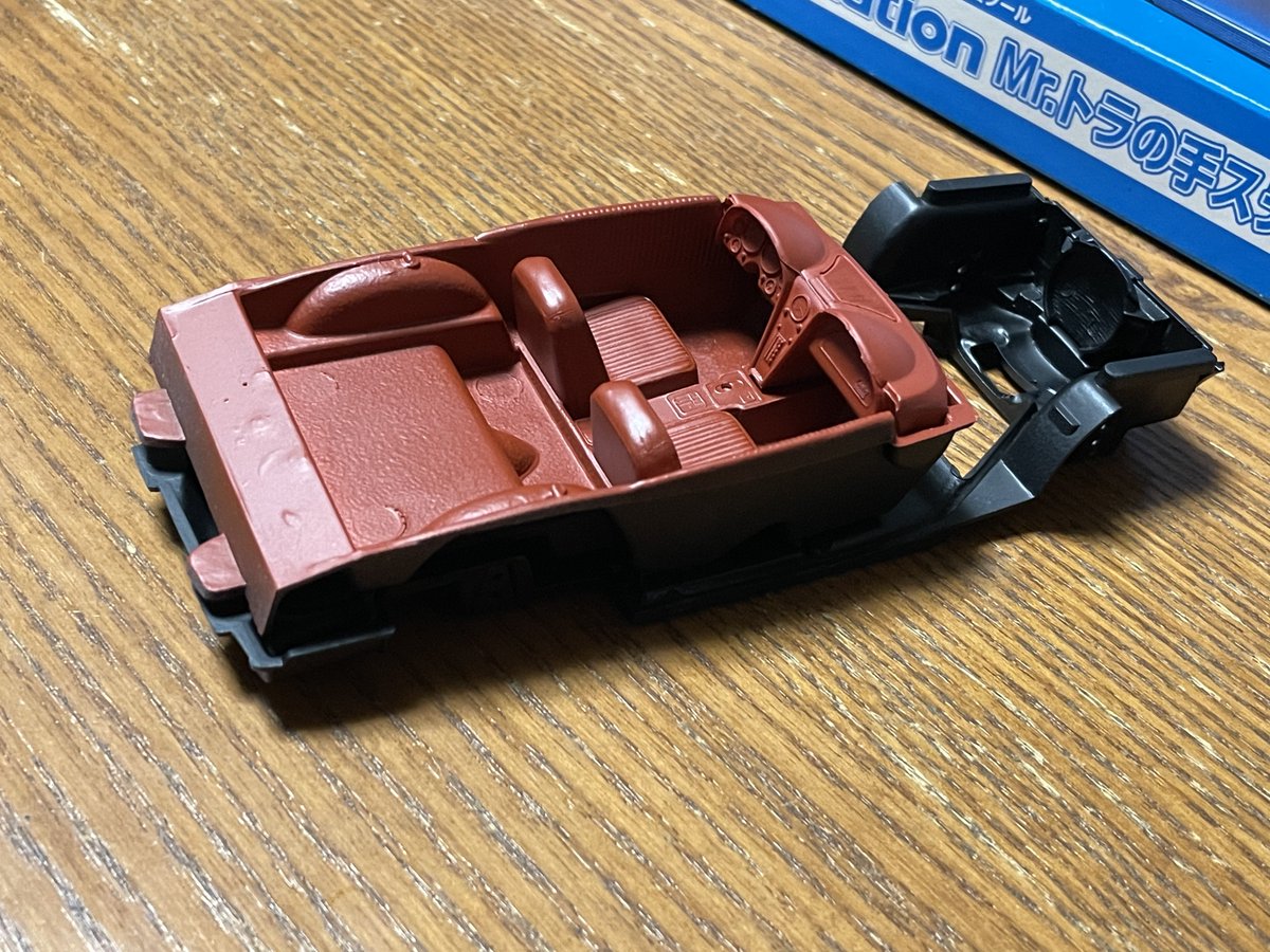 gureggggru1's tweet image. C2 コルベット、塗った。いずれもタミヤのスプレーで、外装はパールライトブルー。内装はダルレッド。概ねイメージ通りで満足。#amt #corvette