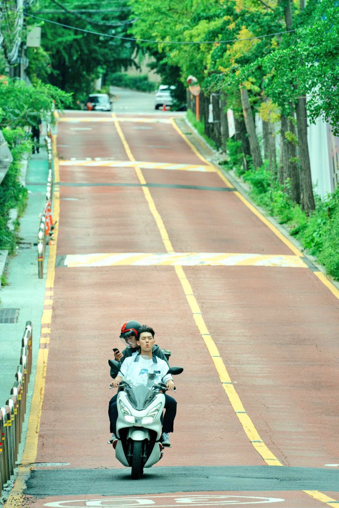 난 이 사진이 진짜 여름 청게의 정석인 것 같음
저 푸릇푸릇한 배경에 오토바이 타고 달리는 두 사람이 너무 예뻐서 눈물이 남
제발 다들 수시하자