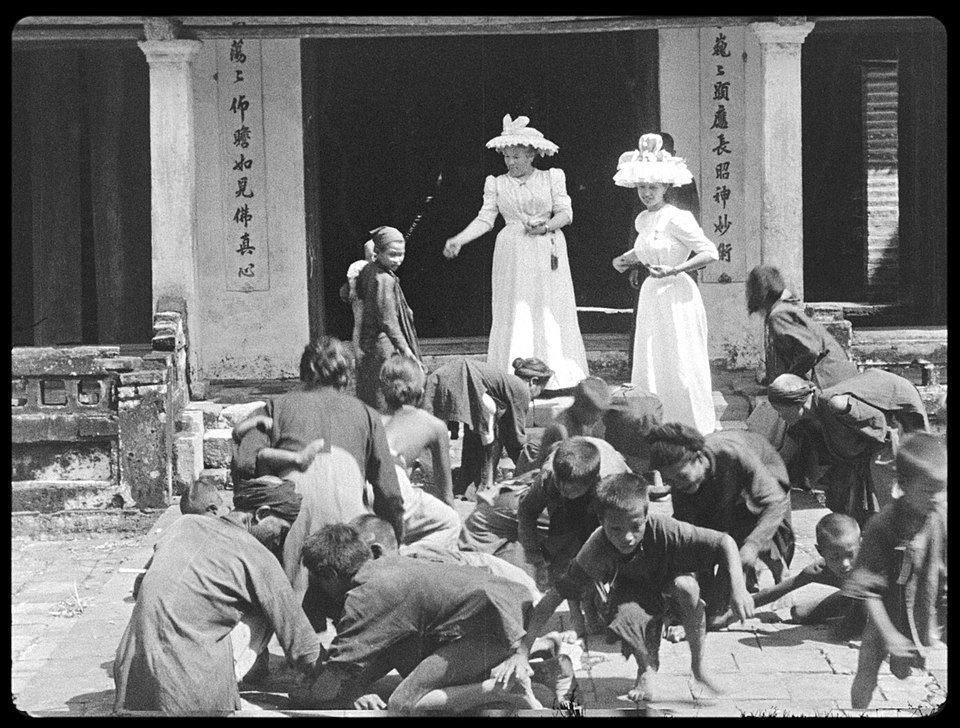 wuerbangbang's tweet photo. 这个粉红博主在恶意造谣。1️⃣这是 Gabriel Veyre在越南拍摄的《Enfants Annamites（安南儿童）》，于1901年发布，时间地点都不是民国，短片中的两位白人女性是Paul Doumer总督的女儿。影片IMBd页面为https://t.co/5d0Mcih60F；

2️⃣这不是扔食物，而是一种叫做giật cô hồn的越南祈福民俗，扔的是钱，现在越南还很流行。这种扔钱捡钱习俗来自中国，如《旧唐书》：“开元元年九月，宴王公百寮于承天门，令左右于楼下撒金钱，许中书门下五品以上官及诸司三品以上官争拾之。"

我非常不懂这些粉红博主的心态。你想证明外国人欺凌中国人，晚清民��有大把的���据给你，为啥非得造谣呢？就像我之前辟谣说新华社拿四一二政变枪杀共产党的视频冒充南京大屠杀，你这样造谣会让外国人怎么看中国人呢？真实的力量难道还不够吗？https://t.co/Ss6lI8iLhv