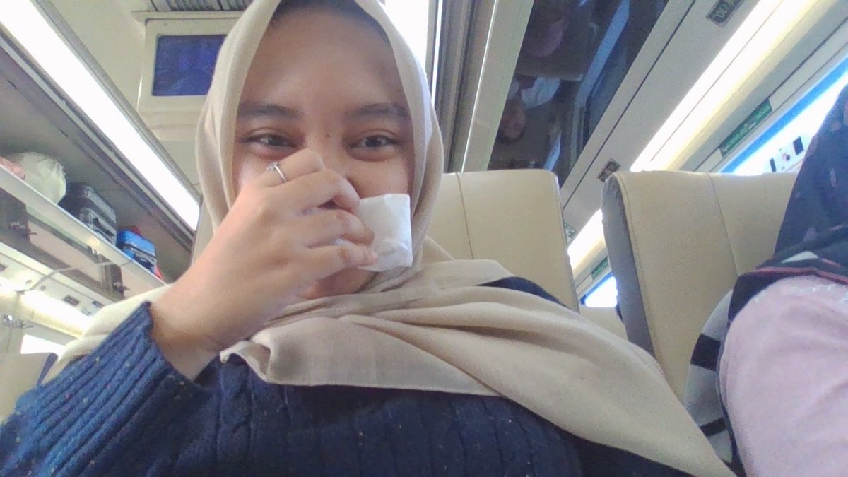 kgn membuka laptop dan ngerjain dl kerjaan di kereta pls karena otak ku encer di kereta😭 skrg menganggur smg abis ini aku disibukkan dengan kerjaan lg amin