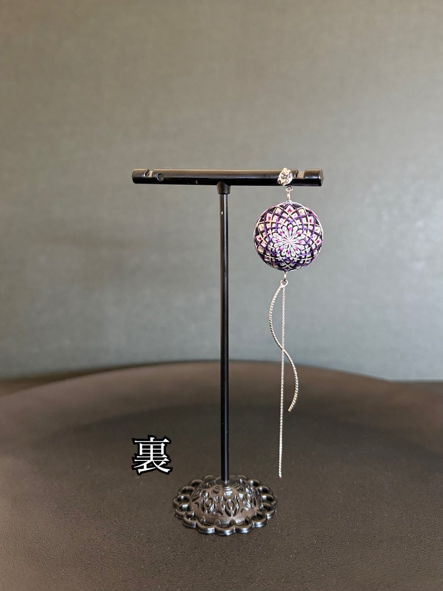 見えないとこも刺繍しているので、表裏ありません☆*:.｡.

creema.jp/item/20015902/…