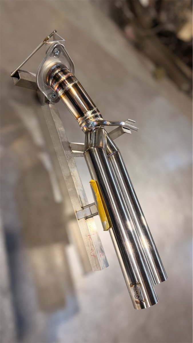 86/BRZ後期zn6/zc6デュアルマフラー欲しい方居ますか？ たぶん200mm