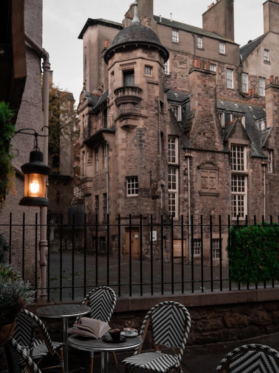 pamvonhadder's tweet image. Maybe in another life, I would run a book shop in Edinburgh that's also an art gallery and a coffee shop 😔