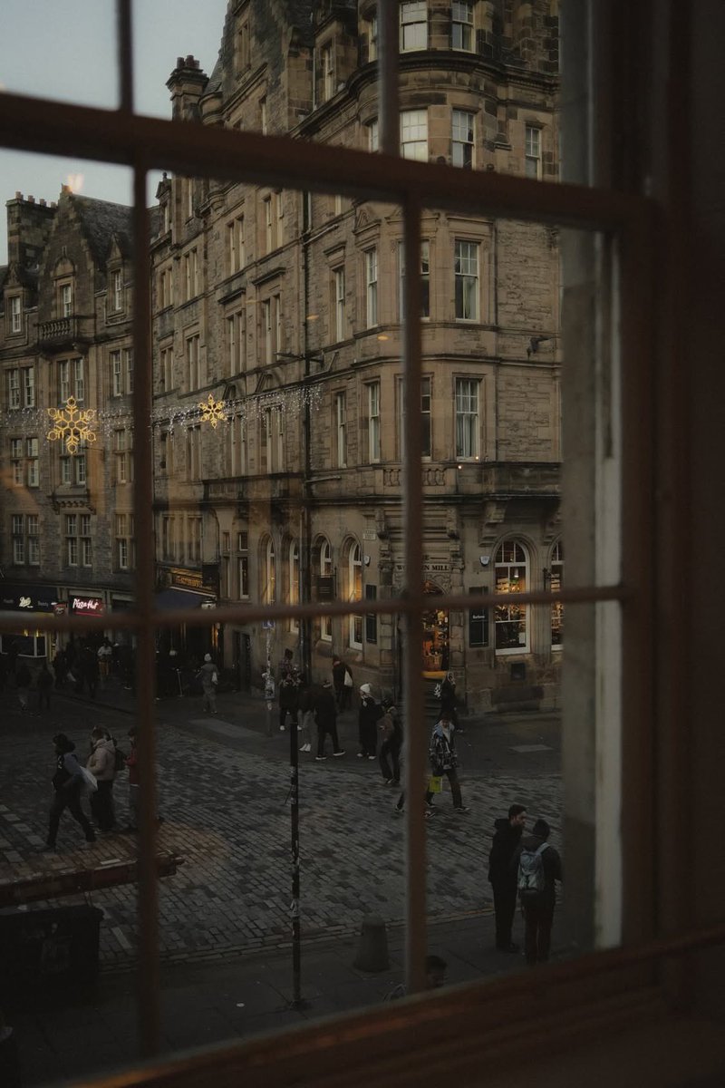 pamvonhadder's tweet image. Maybe in another life, I would run a book shop in Edinburgh that's also an art gallery and a coffee shop 😔