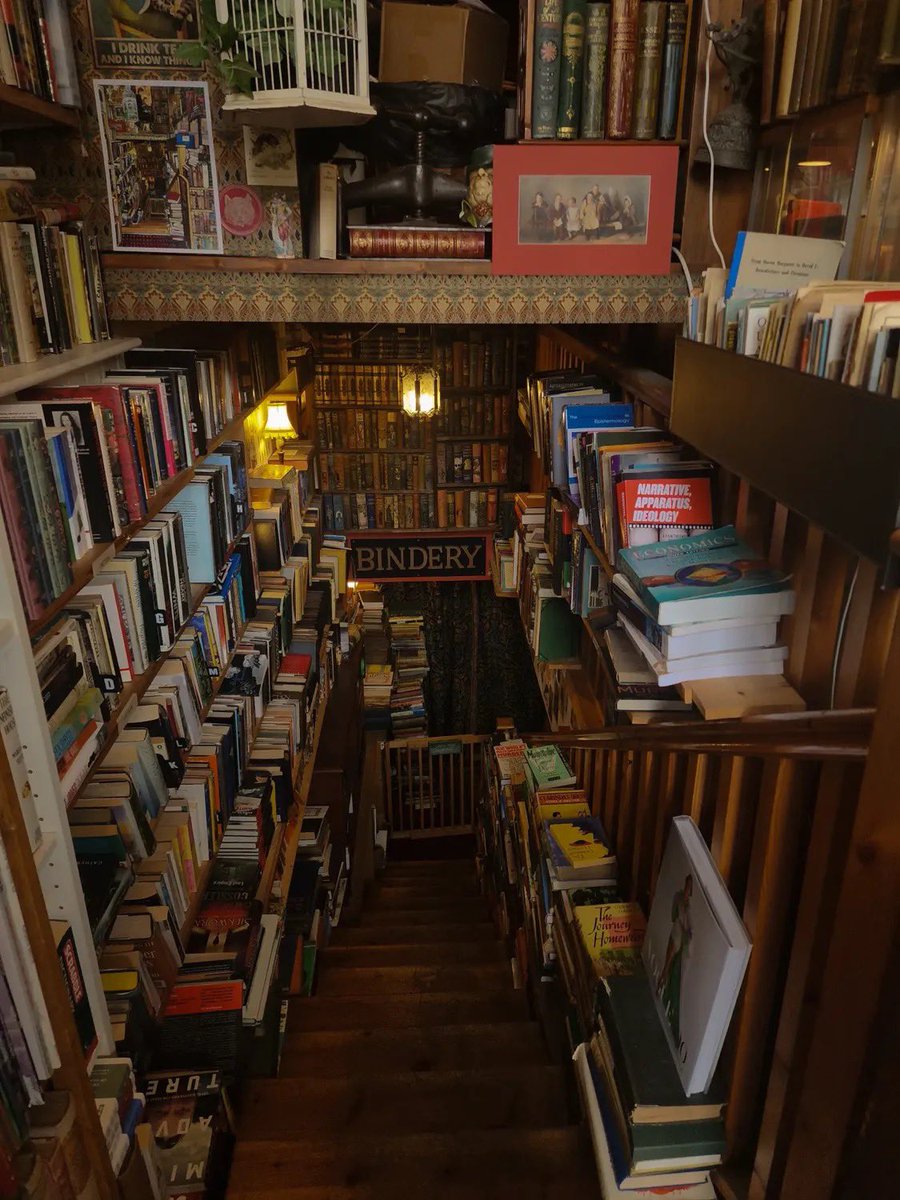 pamvonhadder's tweet image. Maybe in another life, I would run a book shop in Edinburgh that's also an art gallery and a coffee shop 😔