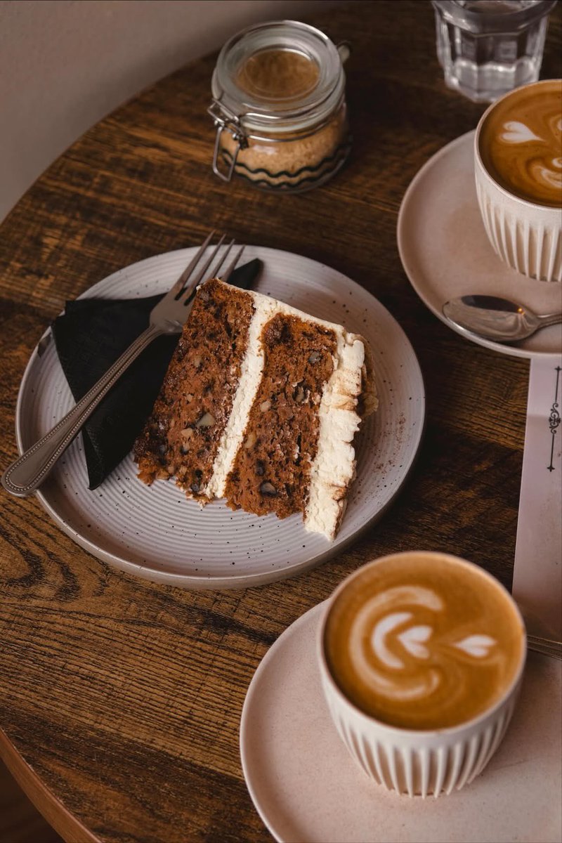 pamvonhadder's tweet image. Maybe in another life, I would run a book shop in Edinburgh that's also an art gallery and a coffee shop 😔