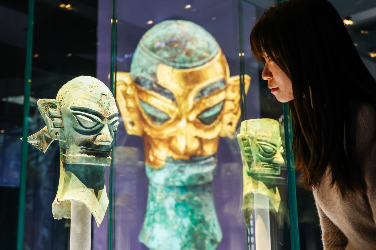 金沙青铜立人、青铜面具……200余件古蜀文物闪耀国博The bronze standing
