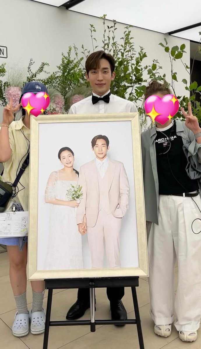 Love in the Big City staff shared a pic with Lee Sangyi and the pre-wedding pic of him with Kim Goeun for the movie. But where’s my Jaehee?? 🥹