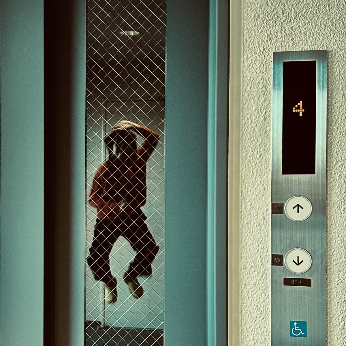 ポートフォリオの制作が忙しすぎて
ここ最近眠る暇もなかったのだが
ようやく完成（仮）した

これは、冊子中のアー写（浮遊）

＃藝祭 ＃藝祭2025
＃スリーピングストライキ