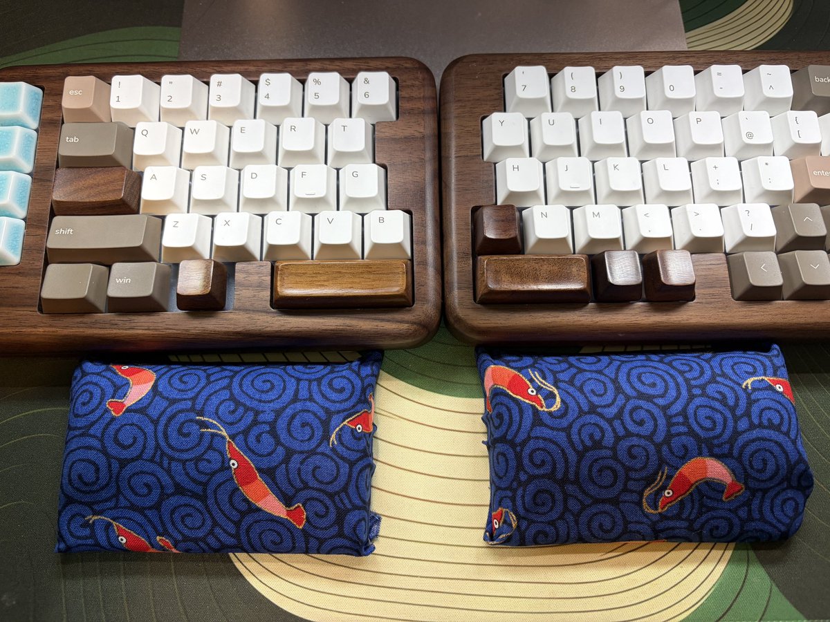 sumisth's tweet photo. えびのパームレスト https://t.co/LXRO6HLvPJ