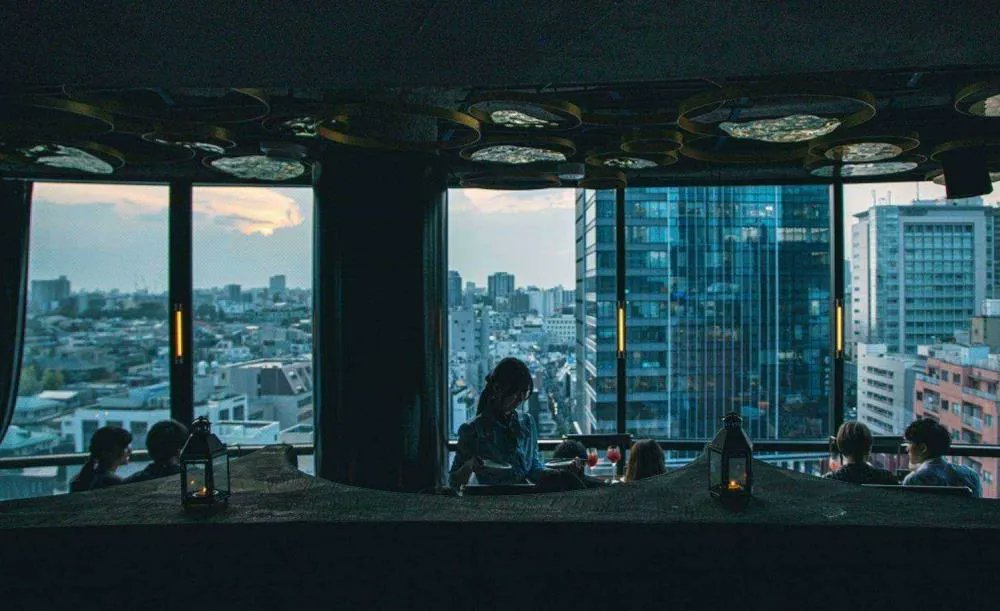 渋谷のヤレる店。

全席横並びカップルシートの
『ブルーバード』が最高すぎる。

・ドリンク580円~
・17:00-4:00営業
・ラブホまで徒歩2分

口説きやすさが異常。

夜景が綺麗で
お洒落な雰囲気が女子ウケする。

効率的に女攻略したいなら
ここは本当に覚えておいた方が良い店。