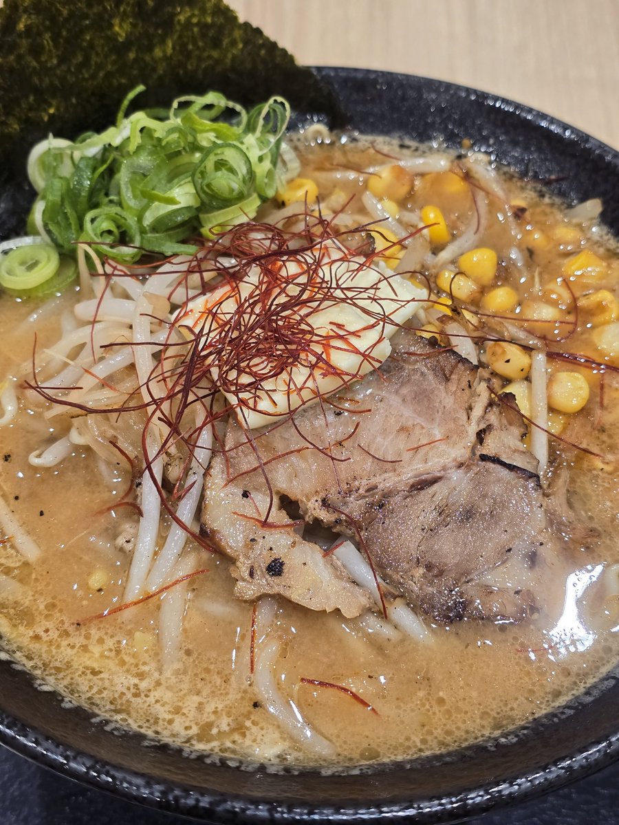 ショッピングモールに来たからフードコートで晩ごはん。いろいろ選べるのにまた麺。