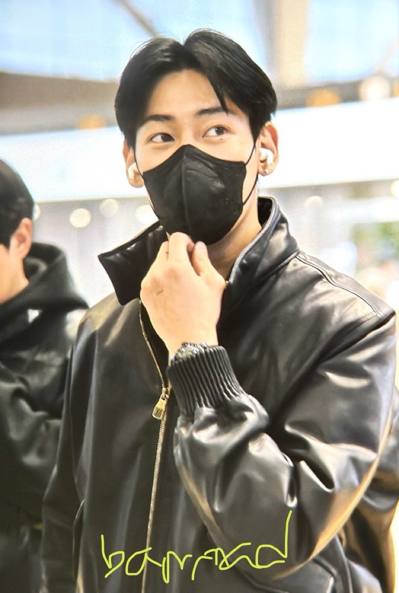 BamBam of GOT7 spotted at the airport today, en route to Paris Fashion Week for the Louis Vuitton show ✈️🇫🇷✨

#BamBam #GOT7 #ParisFashionWeek #LouisVuitton #PFW