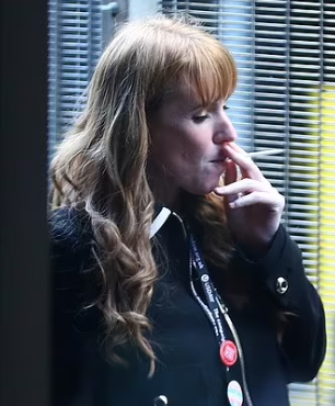 BeekeeperMl's tweet image. From the frying pan to
either

The smoke &amp;amp; bluster of #RedFire
or 
The #LukeWarm environmentally friendly induction hob powered by #NorthSeaGas from #Norway