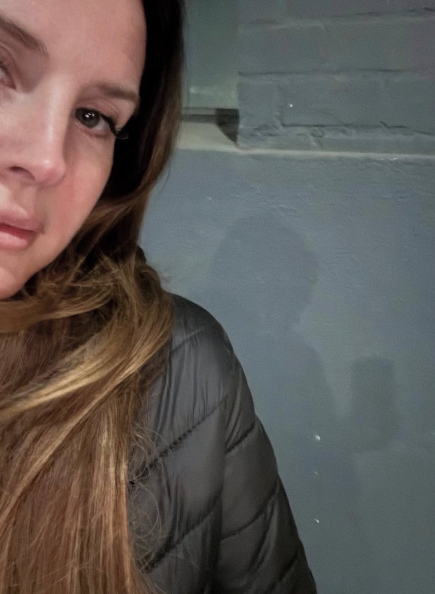 LDRWorld1's tweet image. Lana Del Rey via Instagram 

“Três noites de céu absolutamente limpo”