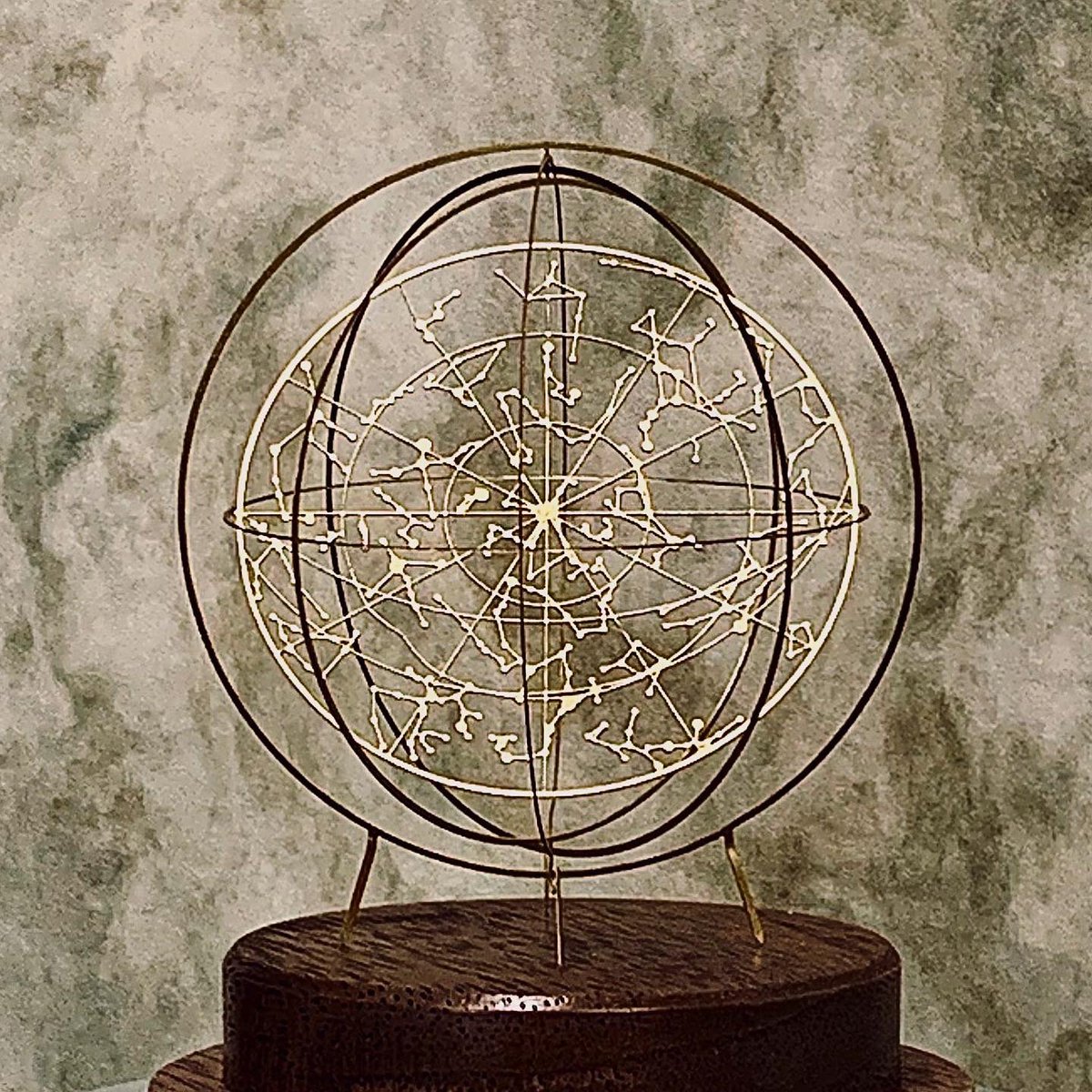 AveQyf's tweet image. 〝Celestial globe-ラウンド型天球儀-真鍮　Aタイプ〟
5つのリングで球体を構造的に表現した天球儀です。
同心円を徐々に曲げていき、最後に星図を斜めにして光を反射させます。球の直径は5センチほどで、円の線の細さは0.4ミリ。星座をあらわす1番細い線は0.16ミリです。
在庫切れの店舗様用です。