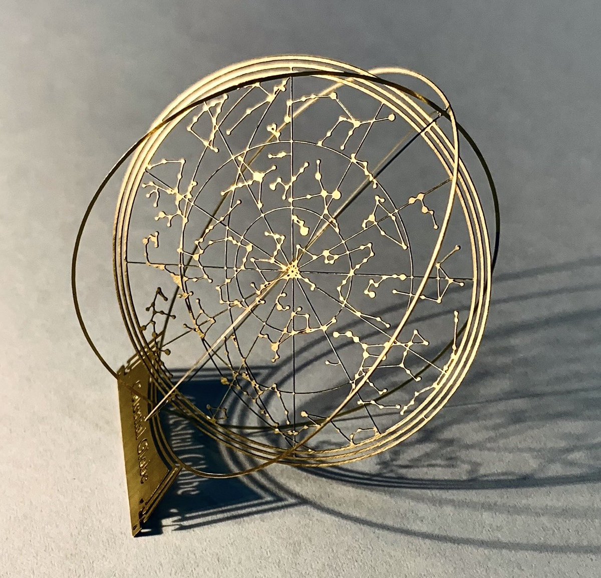 AveQyf's tweet image. 〝Celestial globe-ラウンド型天球儀-真鍮　Aタイプ〟
5つのリングで球体を構造的に表現した天球儀です。
同心円を徐々に曲げていき、最後に星図を斜めにして光を反射させます。球の直径は5センチほどで、円の線の細さは0.4ミリ。星座をあらわす1番細い線は0.16ミリです。
在庫切れの店舗様用です。