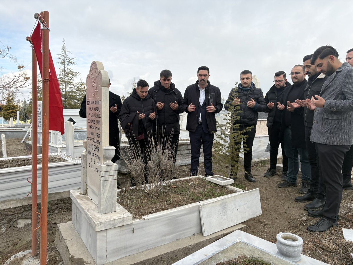 ulkuocaklari68's tweet photo. Türk milletinin birliği, vatanın bölünmez bütünlüğü ve ülkücü davanın bekası uğruna canını feda eden Ülkücü Şehidimiz Şevki Demir, kabri başında dualarla, rahmet ve minnetle yâd edildi. Ziyaretimiz kapsamında şehidimizin aziz hatırasını temsil eden bayrağı yenilenmiştir.

Şehidimizin aziz hatırası önünde bir kez daha gördük ki; bu dava, bedel ödeyenlerin, imanla yürüyenlerin ve inandığı yoldan dönmeyenlerin davasıdır. Şehitlerimizin bizlere bıraktığı bu kutlu emanet, bugün de yarın da ülkücü gençliğin omuzlarında kararlılıkla taşınmaya devam edecektir.

Şevki Demir; cesaretiyle, inancıyla ve davasına olan sarsılmaz sadakatiyle ülkücü hareketin gönlünde müstesna bir yer edinmiştir. Onu rahmetle anarken, hatırasına sahip çıkmanın ve emanetine layık olmanın sorumluluğunu bir kez daha yüreğimizde hissediyoruz.

Ruhun şad, mekânın cennet olsun aziz şehidimiz.
Unutmadık, unutturmayacağız.