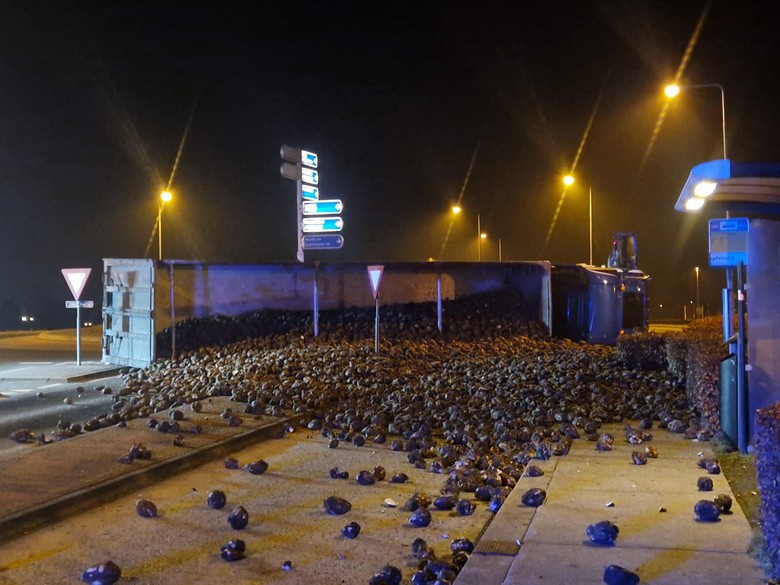 Bietenwagen gekanteld op rotonde in Borger