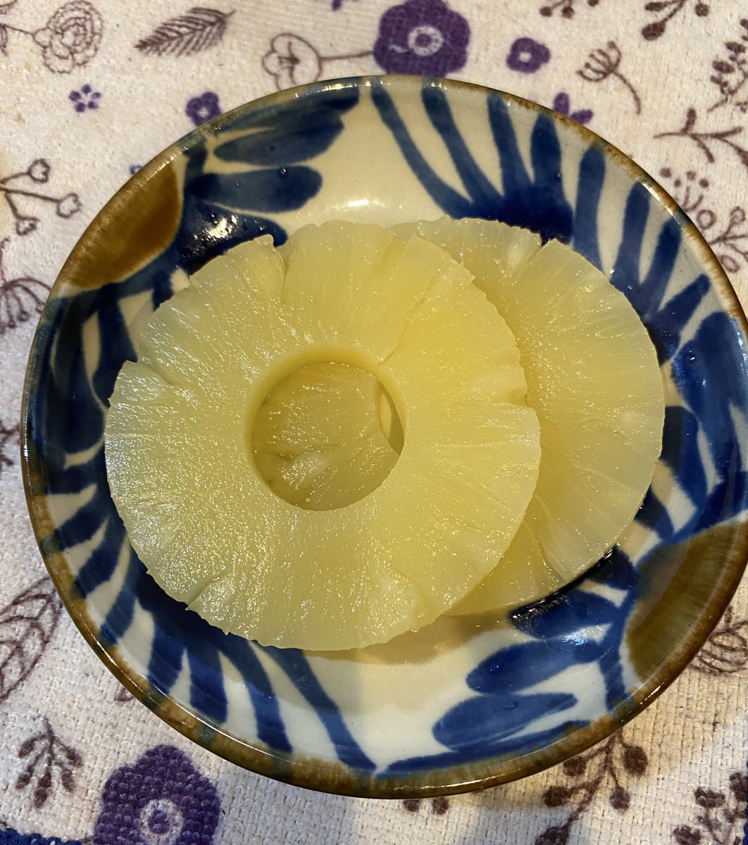 ayanabe's tweet image. 3年前に撤退した店（施設内の方）から引き上げた缶詰、賞味期限も切れたし捨てるか…と思って缶を開けてみたらキレイなんで食べることにした。美味しい😋