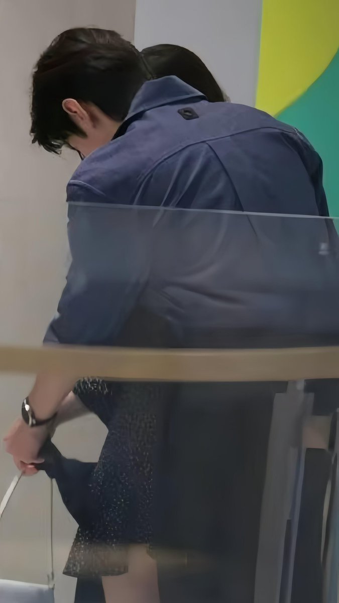 touuu_7's tweet image. 진철원이 조로사 옷매무새 다듬어주는 거래... 사장님 여기 늘 마시던 락스 한 통 주이소 콱 마시고 죽어뿔랍니더... 🥹