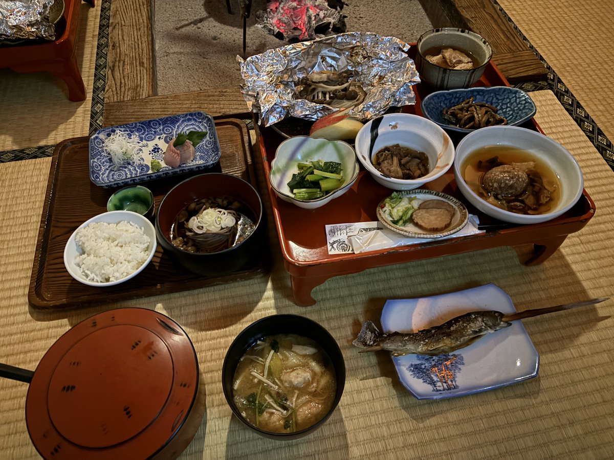 「乳頭温泉 鶴の湯」に宿泊♨️

年末年始休暇にここでいつか過ごしたいなとずっと思っていたけれど全然予約取れなかったので。予約できた時、手が震えてしまった。

私が宿泊したの囲炉裏のついたお部屋。ここで芋鍋を食べるのも楽しみでした。お料理どれも美味しくて、、ご馳走様でした。