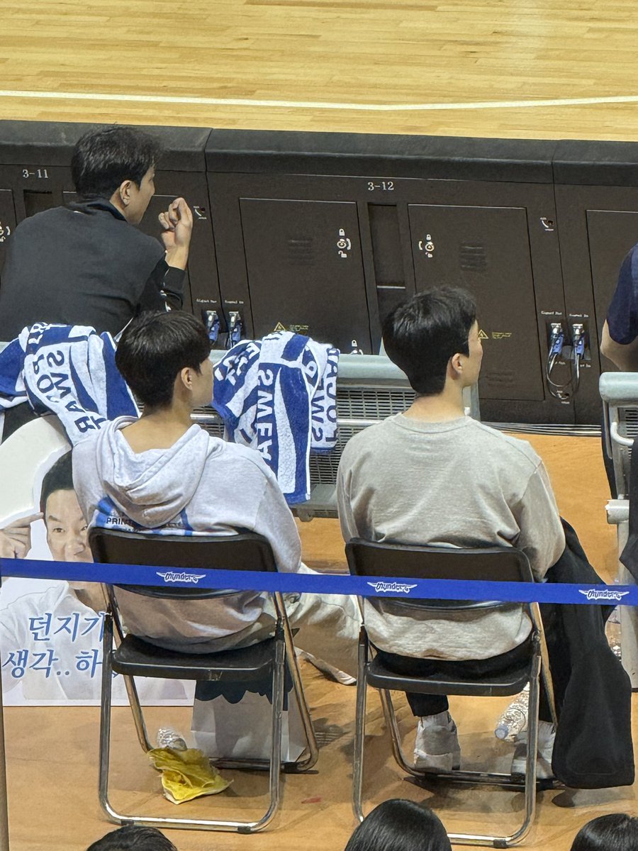 quueee2's tweet image. 07 건하: 다소곳
06  웅:  중딩