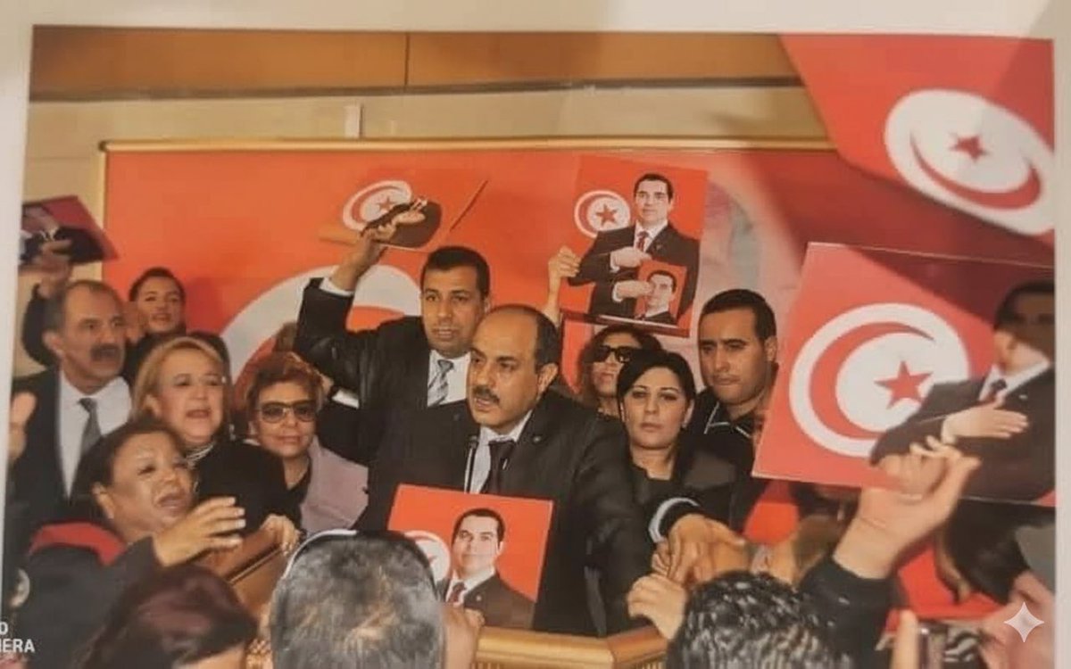 اخبث منهم ما ريتش عيني قالك دساترة وديموقراطية وحرية تعبير  اللي دايرين بيه شد جلباب الغنوشي والكآبة الأخرى راكبة على بورقيبة واللي تهبهب مع كادوريم الحاصل كل حد شاد زريبة