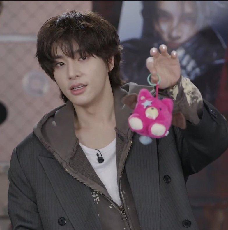 bundJakeSim's tweet image. Unbox the Voice Keyring Merch Album. Here's the key ring..
🐈 Is that SUNGHOON's?
🦊 Jake's... 
🐈‍⬛ There was like pink one
🐈‍⬛ It fits well with you

yess jayyy pinKEUU #JAKE #제이크