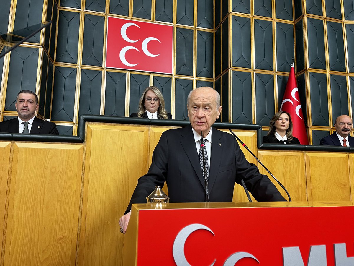 Liderimiz Sayın Devlet Bahçeli:

Şara’nın Kürt dili ve kültürüne ilişkin yaptığı açıklama ve imzaladığı 13 sayılı kararnameyle; Suriyeli Kürt vatandaşların Suriye halkının asli ve ayrılmaz bir parçası, kültürel ve dilsel kimliklerinin çokluk içinde birlik taşıyan Suriye ulusal