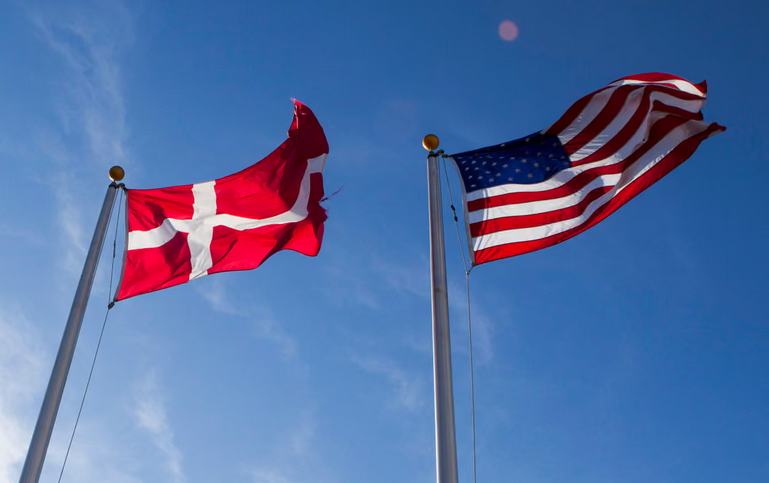 TKouilou's tweet photo. 🇩🇰✨ BREAKING NEWS INTERNATIONALE (mais drôle) ! ✨🇺🇸

Alors que certains débattent encore de l’achat du Groenland, plus de 200 000 Danois ont signé une pétition… pour acheter la Californie 🏄‍♂️🍍

Pourquoi ? Parce que si on peut imaginer acheter un territoire, autant que ce soit celui où il fait toujours soleil, où les avocats poussent partout et où les vélos ont leur place à Beverly Hills ! ☀️🚴‍♀️🥑

La pétition, baptisée “Denmarkification”, promet en bonus :
🌟 du hygge à Hollywood (le fameux art du confort danois)
🌟 des pistes cyclables à Beverly Hills
🌟 des smørrebrød à chaque coin de rue
🌟 Disneyland rebaptisé “Hans Christian Andersenland”
🌟 et même la règle de droit, des soins de santé universels et des politiques fondées sur les faits pour tous les Californiens 🇩🇰📜❤️ 🍩

Le tout avec l’objectif (totalement fantasque) de récolter 1 000 000 000 000 $ via crowdfunding 😅 parce que si on rêve, on rêve GRAND !

👉 Bien entendu, c’est une pétition satirique, pas une vraie proposition diplomatique :
➡️ aucun gouvernement n’a l’intention d’acheter ou de vendre un État 😉
➡️ mais ça a quand même généré plus de 200 000 signatures en moins de 12 h 😄
Moralité :
La géopolitique, c’est sérieux… mais parfois, l’humour international est encore plus épique.
https://t.co/fyyuG2AzXR