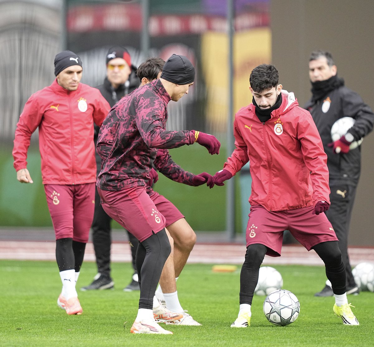 Bugün yapılan antrenmandan bu fotoğraf..
Başlık “Atletico Madrid maçı hazırlıklarına başlandı” diyor..
Kim var fotoda?
Yusuf Demir!
Hocanın, Trabzonspor basın toplantısında “yollarımızı ayırıyoruz” dediği Yusuf!
İnanılır gibi değil!
Ama esas dikkat çekmesi gereken kişi arkada flu