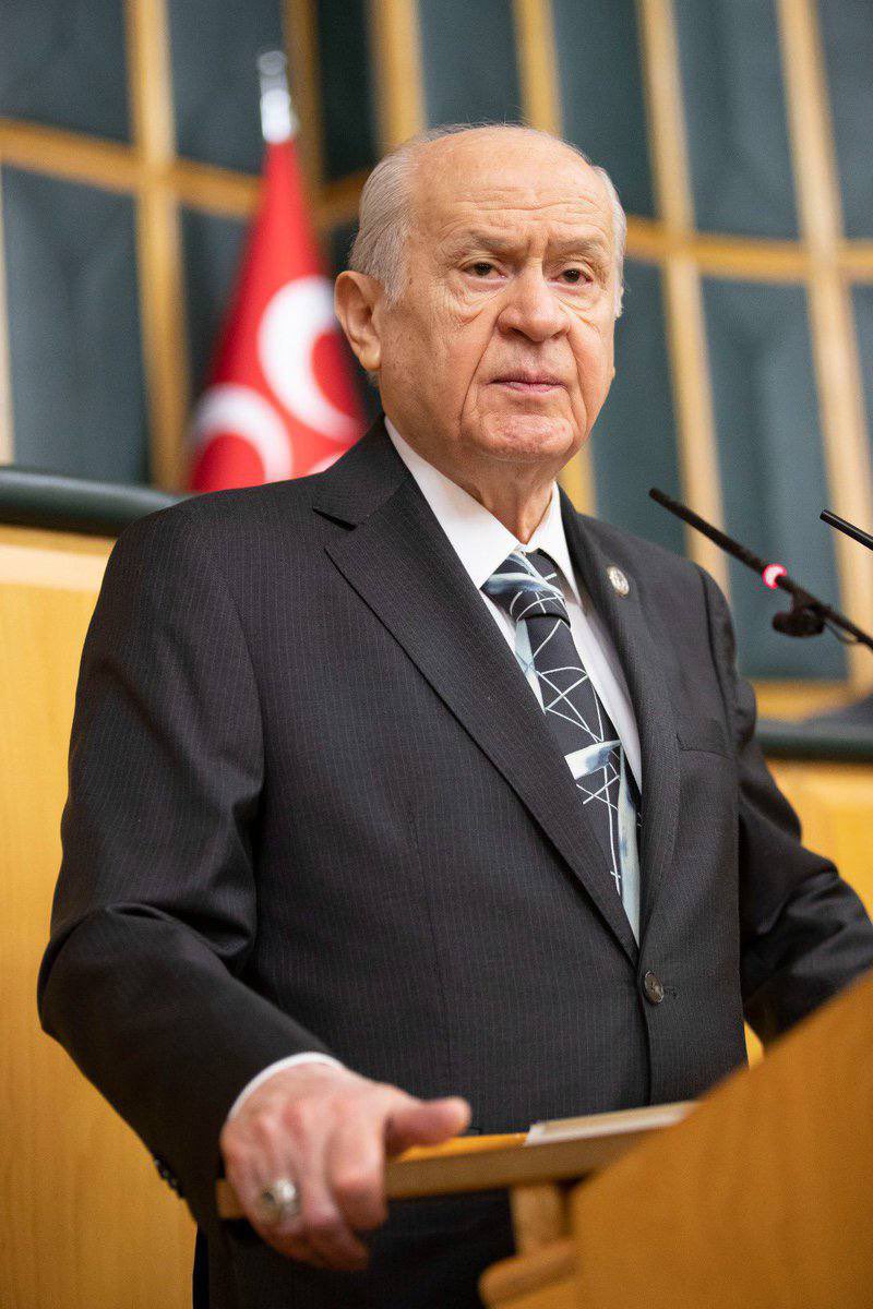 Liderimiz Sayın Devlet Bahçeli:

Suriye’nin ülkesi ve milletiyle bölünmez bütünlüğü esasına dayalı üniter bir yapının tesis edilmesi, federasyon, konfederasyon, özerklik gibi eski çatışma hatlarını ve terörist faaliyetleri yeniden canlandırabilecek tartışmalar gündeme